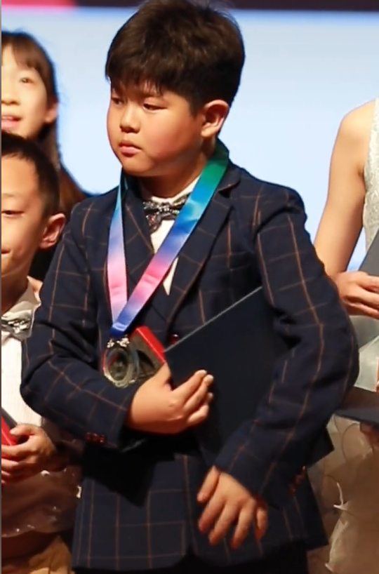 天下彩9944CC天下彩圖資料,靳東10歲兒子身高近1米7