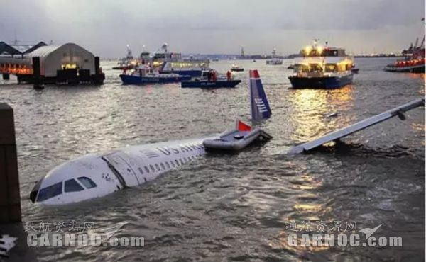 香港彩澳門彩,現(xiàn)場：美國一客機(jī)與直升機(jī)相撞墜河