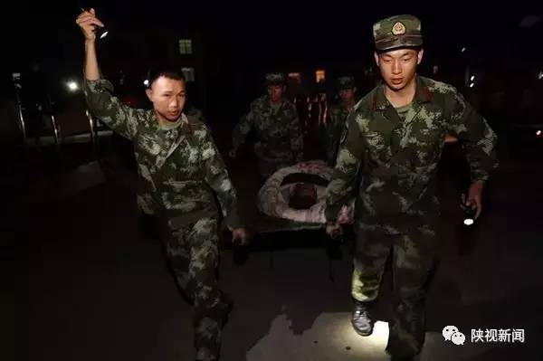 紅虎精準正版資料,震區(qū)輔警挖到兒女生前衣物跪地痛哭