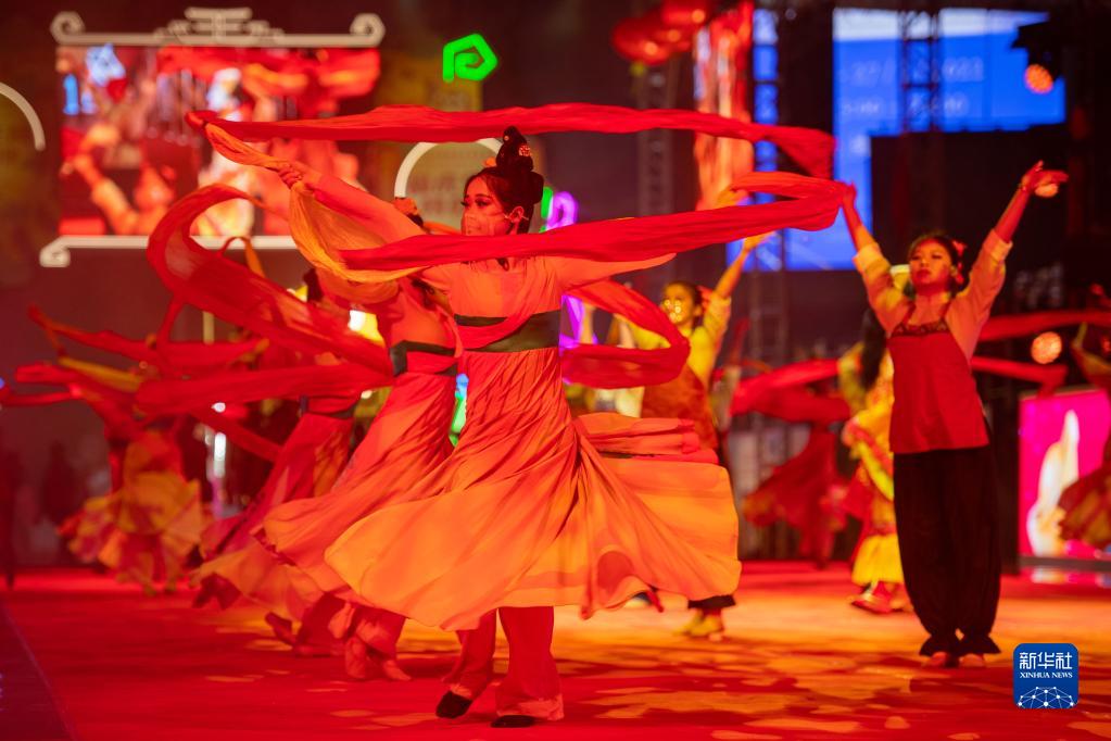 2025管家婆資料正板大全澳門,豫劇演出遇大雪 臺下無人演員仍表演